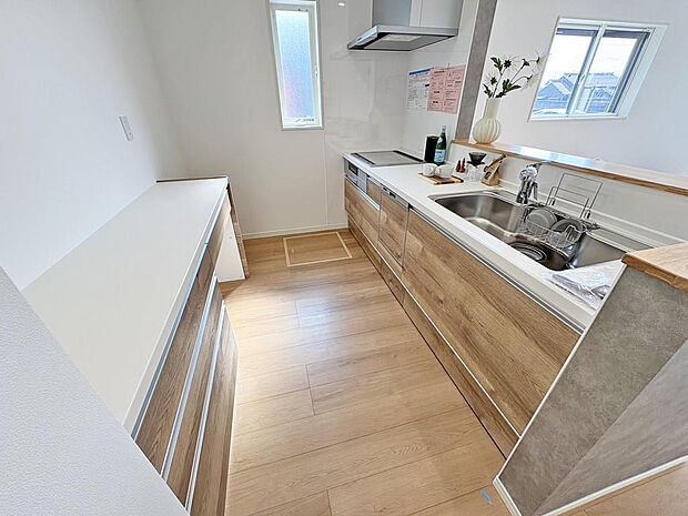 ■キッチン■カップボード・パントリーも設置され収納力も使い勝手も良いシステムキッチン！