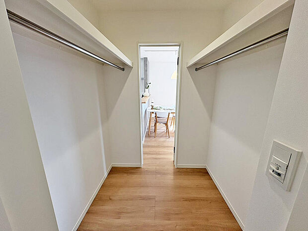 ■FCL■大容量のFCLは洋服はもちろん毎日使うカバンなどもスッキリ収納が可能◎LDK⇔FCL⇔廊下と行き来しやすく、どこからも必要なものが取り出せる便利な動線♪