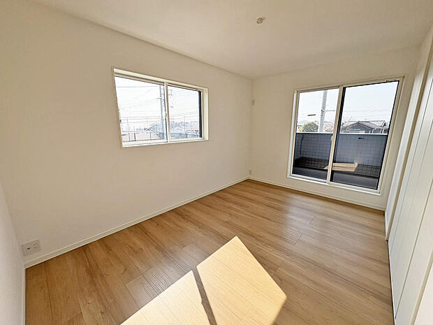 ■洋室■６．９帖の主寝室からバルコニー出入り可能◎