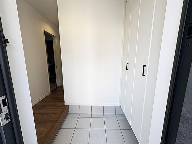 ■玄関■家族の靴もスッキリ収まる収納付き！