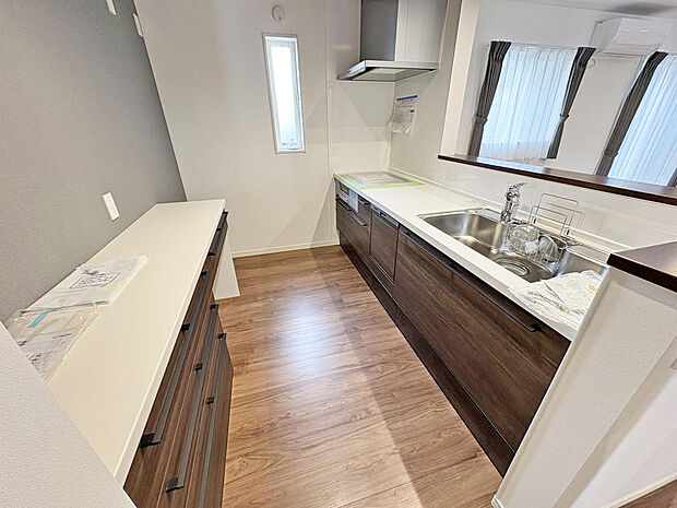 ■キッチン■カップボード・パントリーも設置され収納力も使い勝手も良いシステムキッチン！