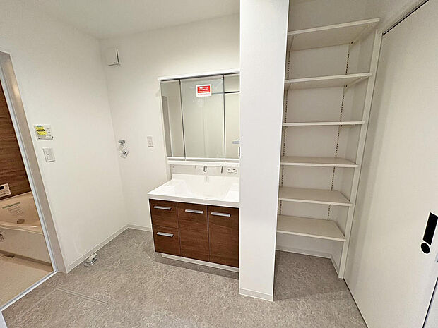 ■洗面脱衣室■忙しい朝に嬉しいワイド洗面化粧台！造り付け収納棚もありタオルや掃除道具もスッキリ収まります！