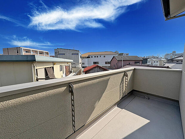 ■バルコニー■広々としたバルコニー！洗濯物やお布団も安心して干せます◎