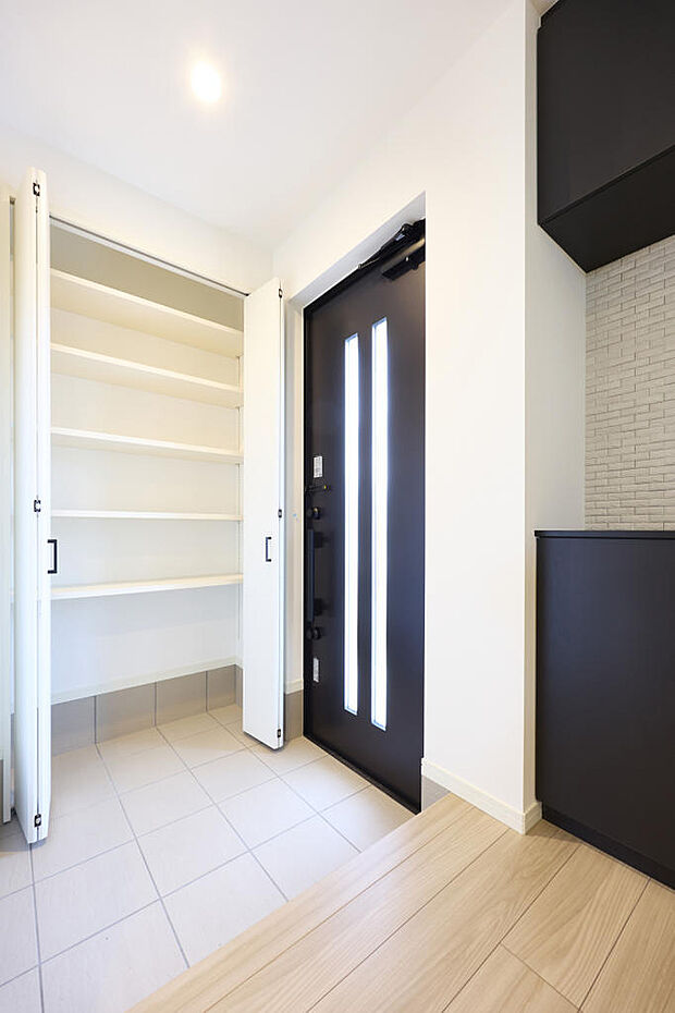 ■玄関■家族全員の靴もスッキリ収まる天井いっぱいまで造られた大きなシューズクローゼット♪