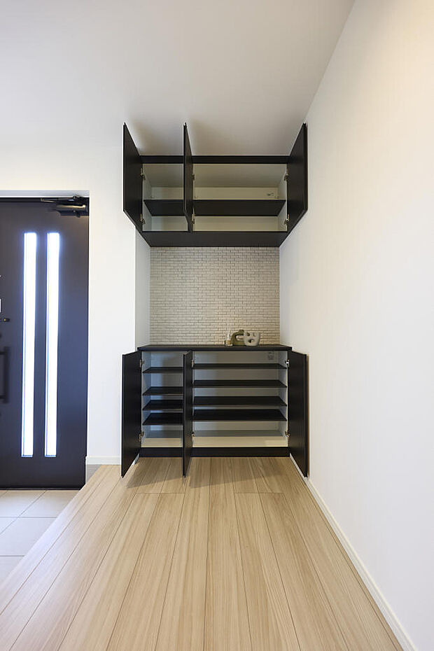 ■玄関収納■玄関横にも収納スペースを確保！