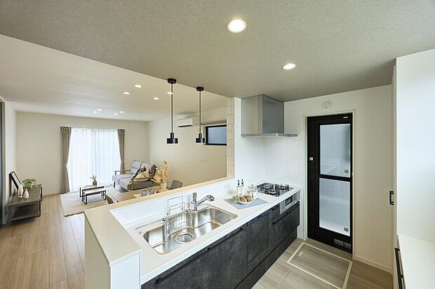 ■キッチン■カップボード・パントリーも設置され収納力も使い勝手も良いシステムキッチン！