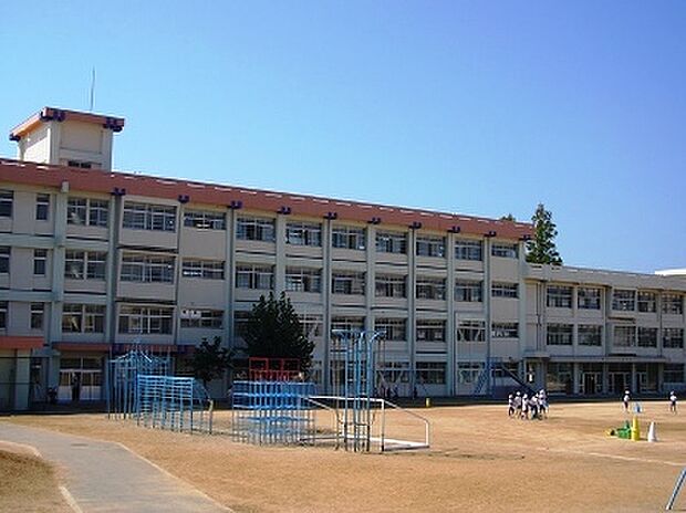 大久保小学校　約930ｍ