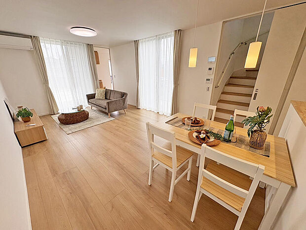 ■完成イメージパース■庭へ続く大開口の窓から光が入り明るい室内♪