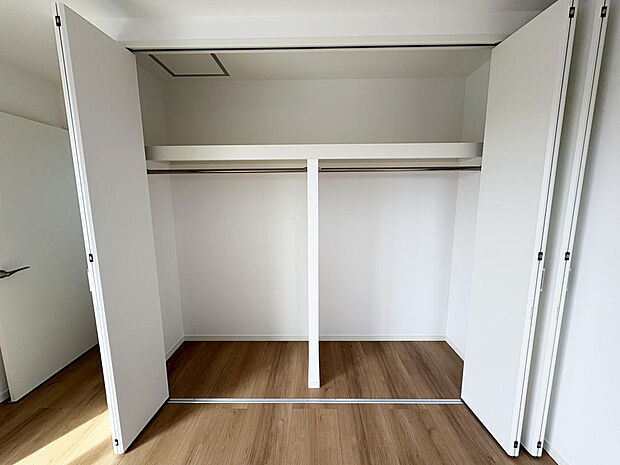 ■クローゼット■壁面いっぱいに造られたクローゼットは洋服もたっぷり収納できます♪