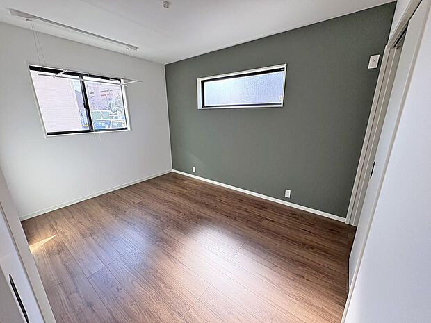 ■洋室■壁紙がポイントでかわいい主寝室♪WIC完備◎