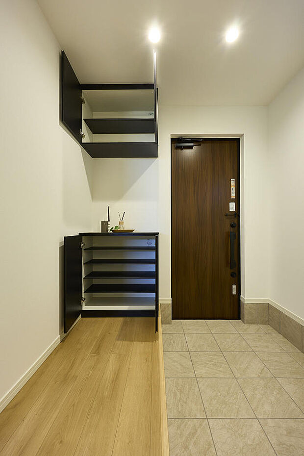 ■玄関■家族全員の靴もスッキリ収まる天井いっぱいまで造られた大きなシューズクローゼット♪