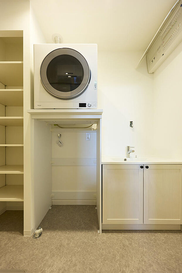 ■洗面脱衣室■乾燥機付き！造り付けの収納棚もありタオルや掃除道具もスッキリ収まります！