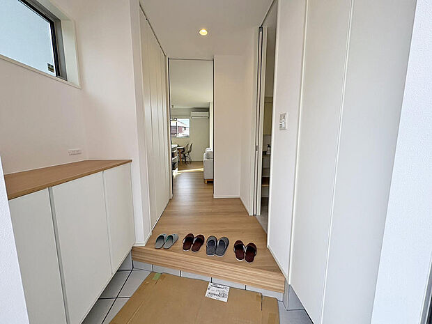 ■玄関■家族の靴もスッキリ収まる収納付き！