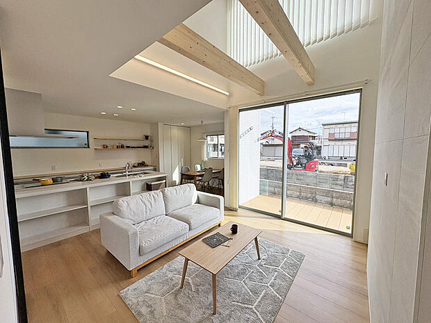 ■LDK■吹抜けやウッドデッキへ続く大きな窓から陽が差し込み明るい空間♪