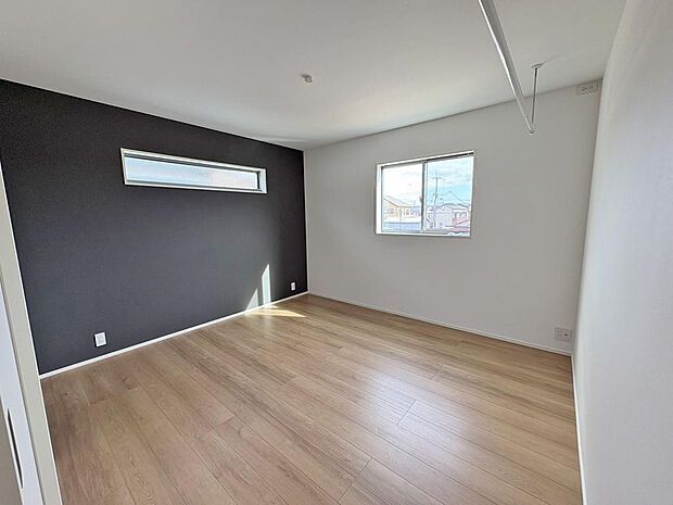 ■洋室■７．５帖の主寝室♪陽射しがたっぷり入ります！