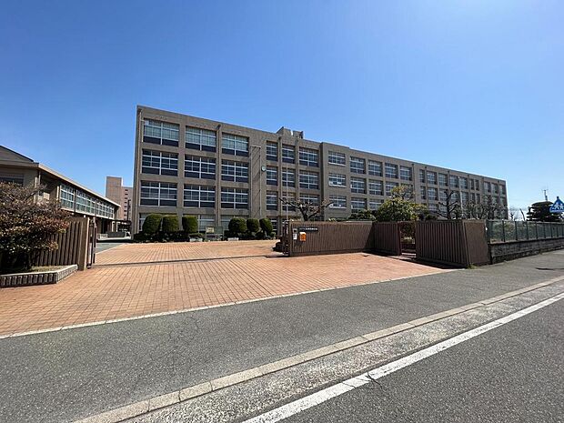 平岡南中学校 約810m