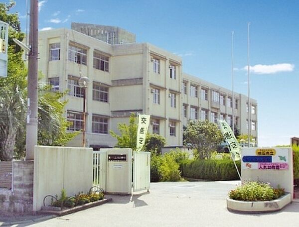 人丸小学校　約820ｍ