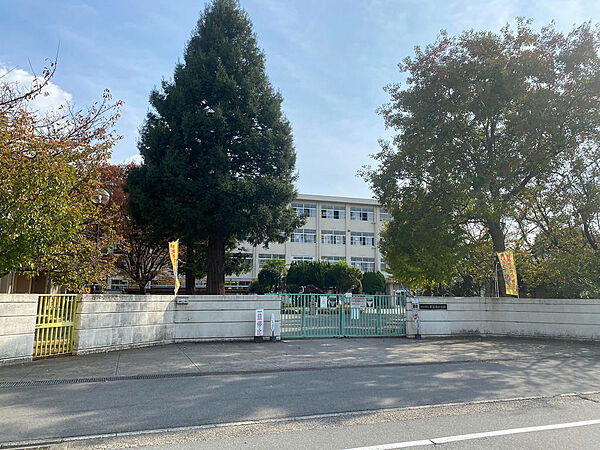 氷丘南小学校　約1270ｍ