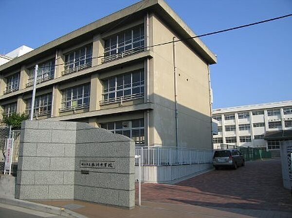 衣川中学校　約680ｍ