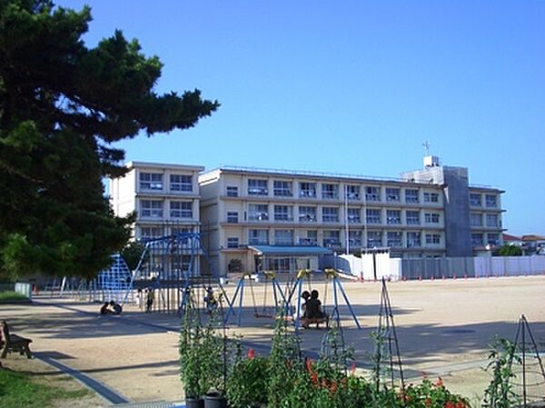 二見北小学校　約400ｍ