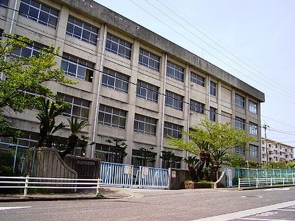 明石市立高丘東小学校　約250ｍ