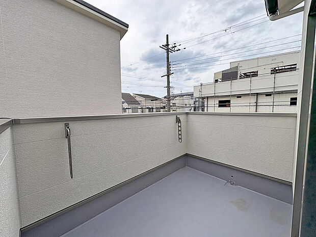 ■バルコニー■屋根掛けバルコニーで急な雨も安心ですね！