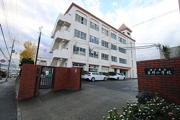 岩岡小学校　約1700ｍ