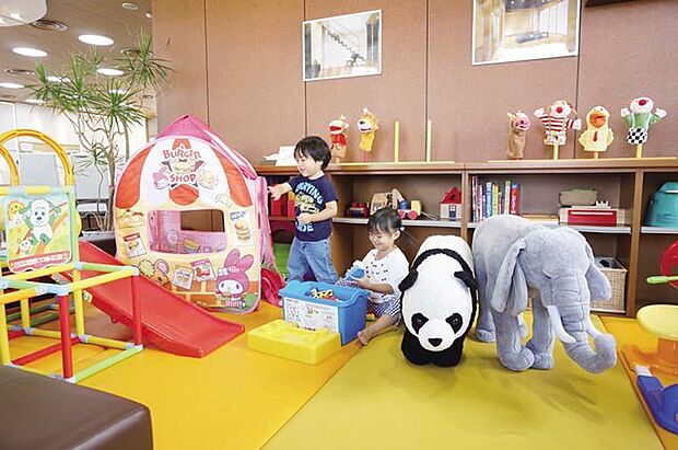小さなお子様から小学生くらいのお子様まで遊べるようにいろいろなおもちゃやDVDを多数ご用意しています。お子様連れのお客様も安心してお越し下さい♪