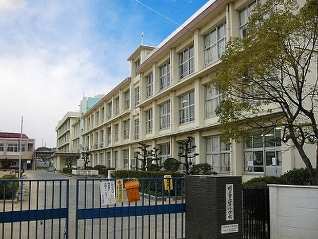 山手小学校　約660ｍ
