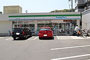 コンビニ「ファミリーマート己斐中一丁目店まで238ｍ」