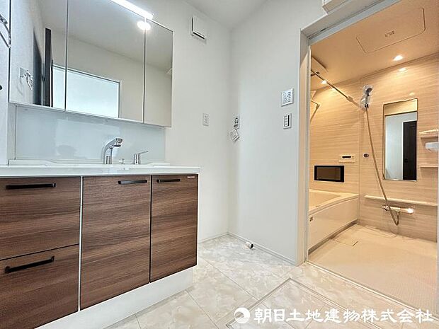 ＜洗面室＞キッチン背面から使え家事動線がスムーズです。