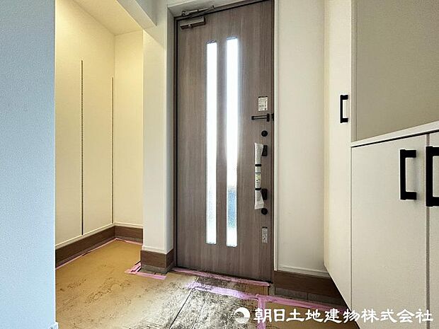 ＜玄関＞ベビーカーを置ける土間スペースも便利です。