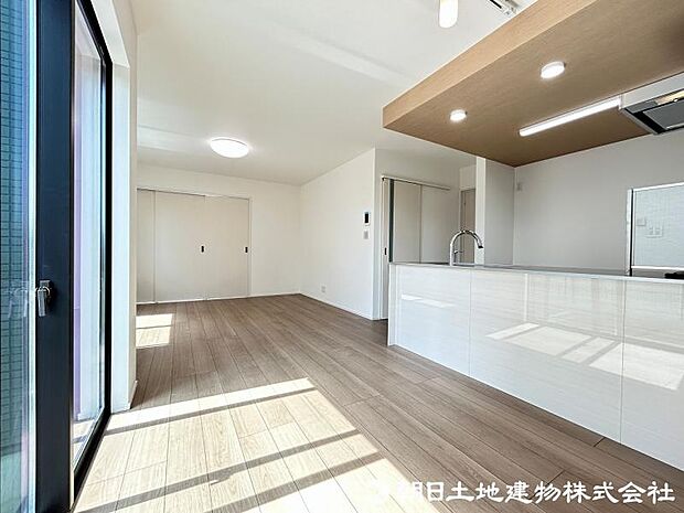 ＜ダイニング＞対面キッチン前の広いダイニングスペースです。