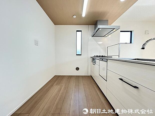 ＜キッチン＞奥様に人気のビルトイン食器洗浄機付です。