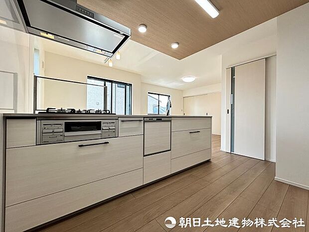 ＜キッチン＞お料理中も会話が弾む対面キッチンです。