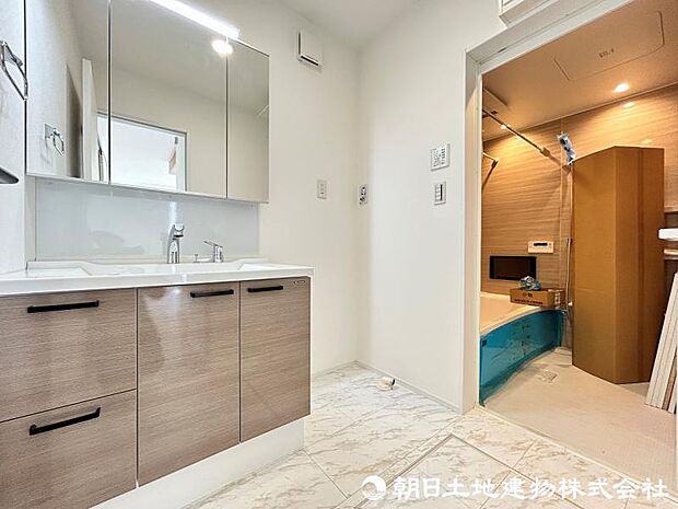 ＜洗面室＞キッチン背面から使え家事動線がスムーズです。