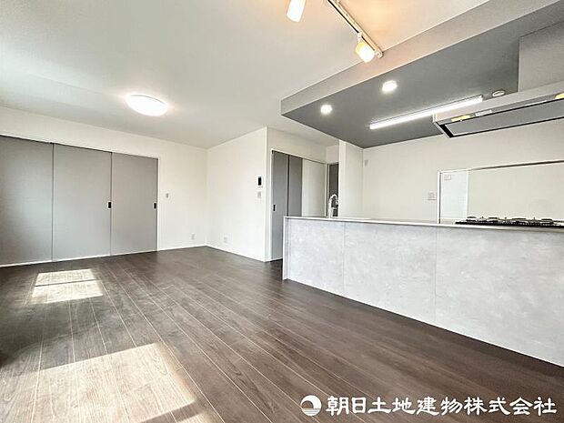 ＜ダイニング＞対面キッチン前の広いダイニングスペースです。