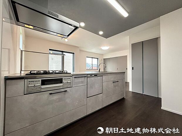 ＜キッチン＞お料理中も会話が弾む対面キッチンです。