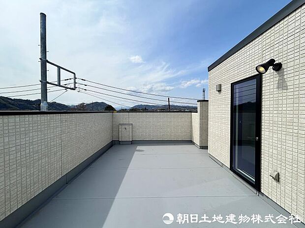 ＜屋上バルコニー＞広々としている14帖の屋上バルコニーです。