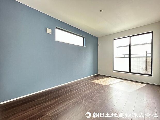 ＜主寝室＞バルコニーに面した明るい主寝室7帖です。