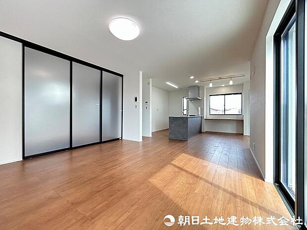 <リビング>南西向きの大きな窓がある明るいリビング空間です。