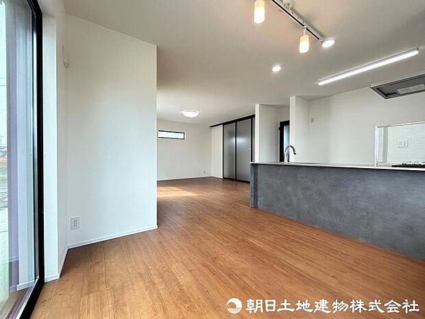 <ダイニング>対面キッチン前の広いダイニングスペースです。