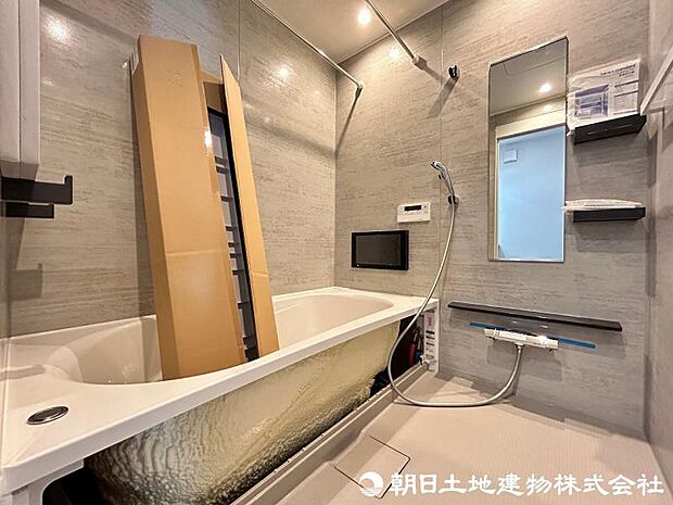 <浴室>1坪タイプの広いユニットバスです。