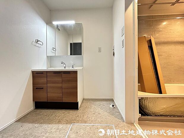 <洗面台>すっきりと収納ができる三面鏡タイプの洗面台です。