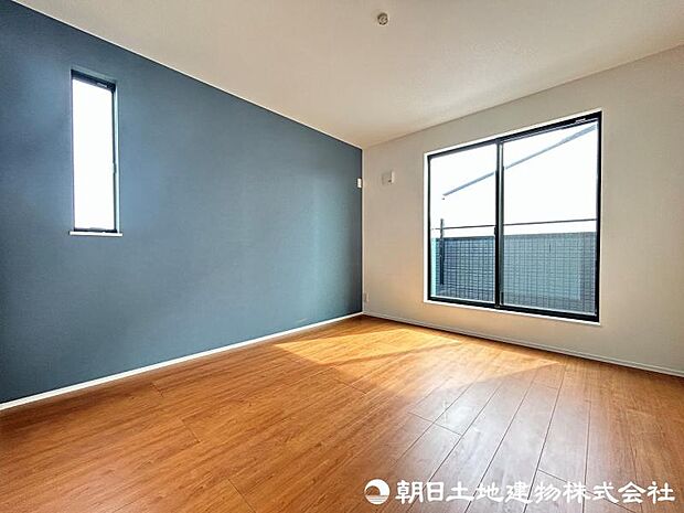 <主寝室>バルコニーに面した明るい主寝室7帖です。