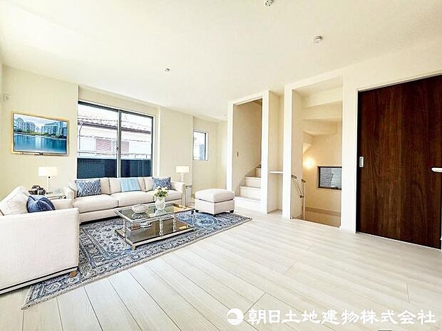 <リビング>三方向に窓がある三面採光の明るいリビングです。(家具イメージ)