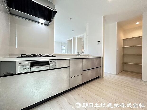 <キッチン>お料理中も会話が弾む人気の対面キッチンです。