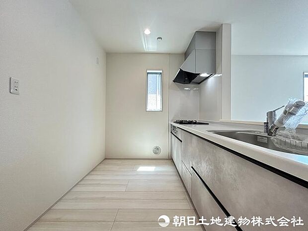 <キッチン>広いキッチンでご家族皆様でお料理を楽しめます。