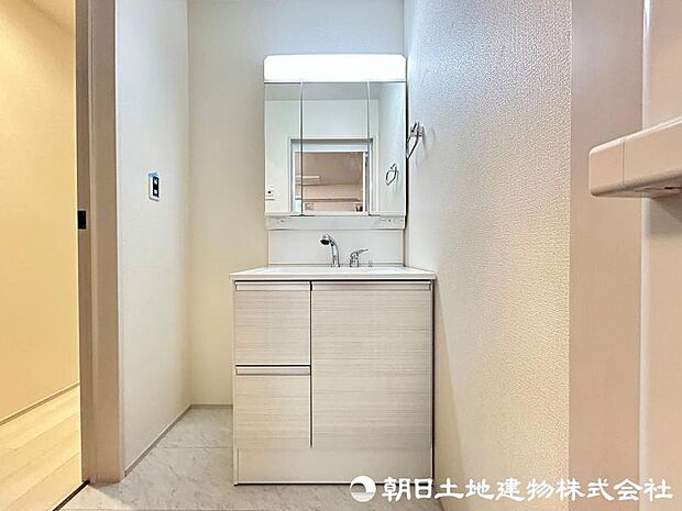 <洗面台>すっきりと収納ができる三面鏡タイプの洗面台です。