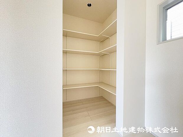 <パントリー>日用品や食料品をストックできるパントリーも魅力です。